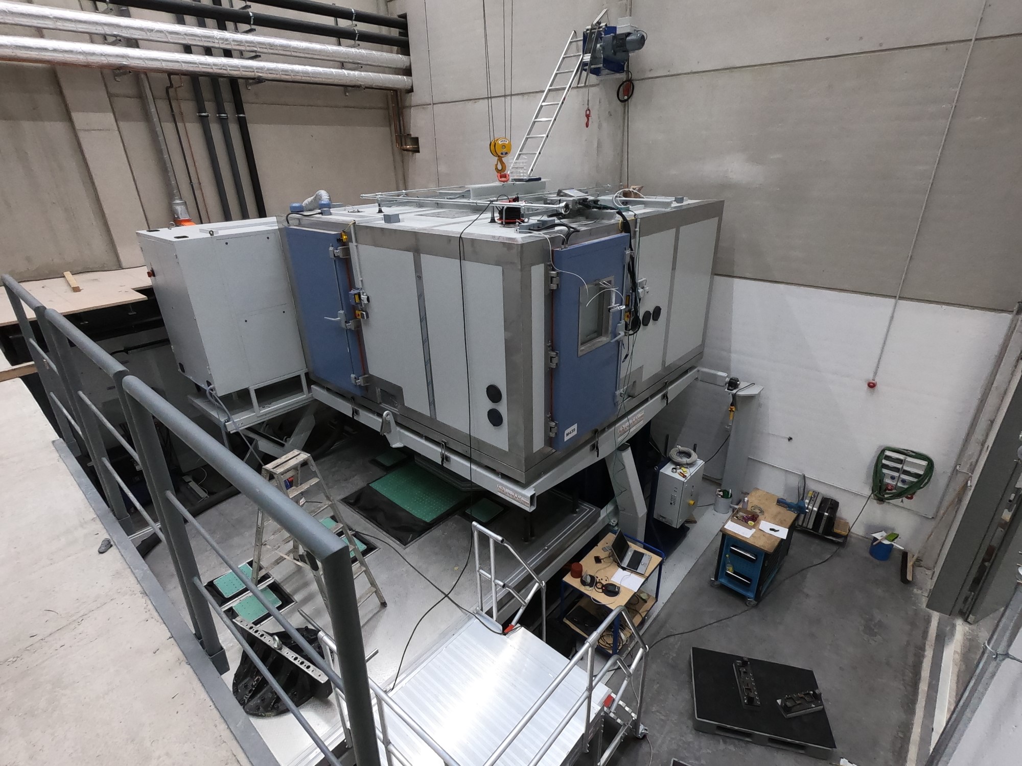 Vibration test bench with climatic testing